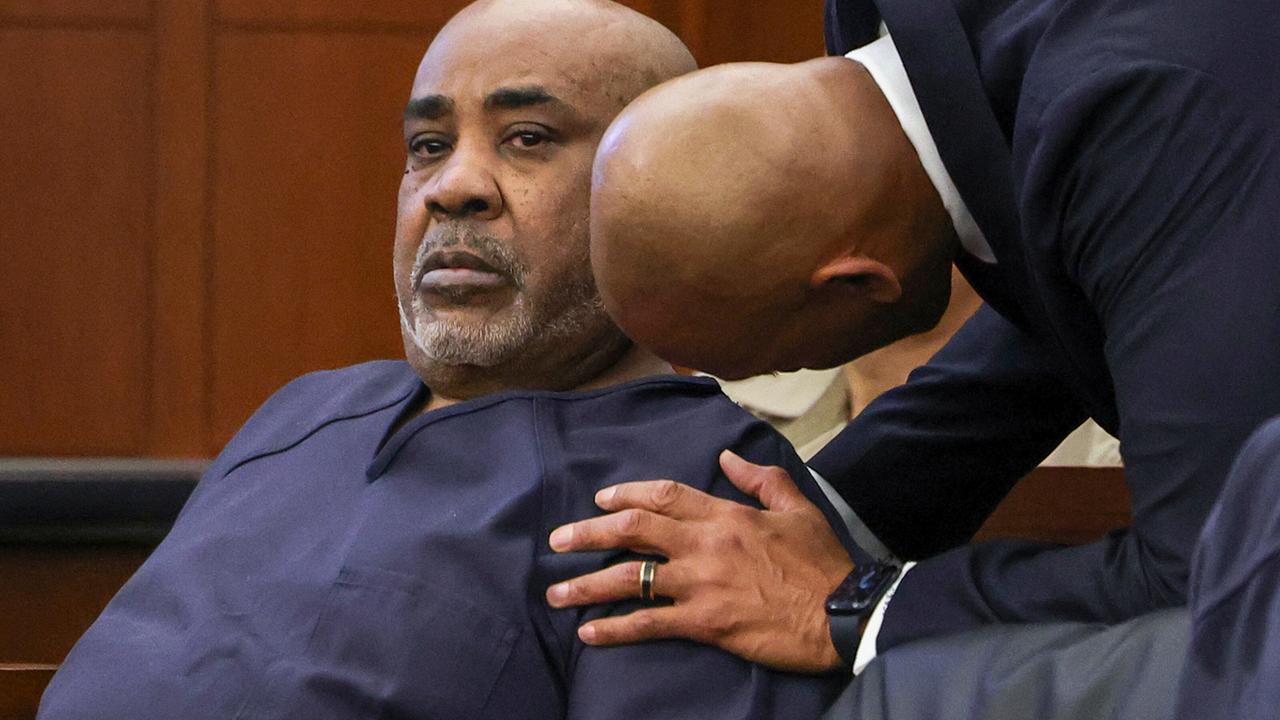 Duane Davis spricht im Gerichtssaal mit seinem Anwalt