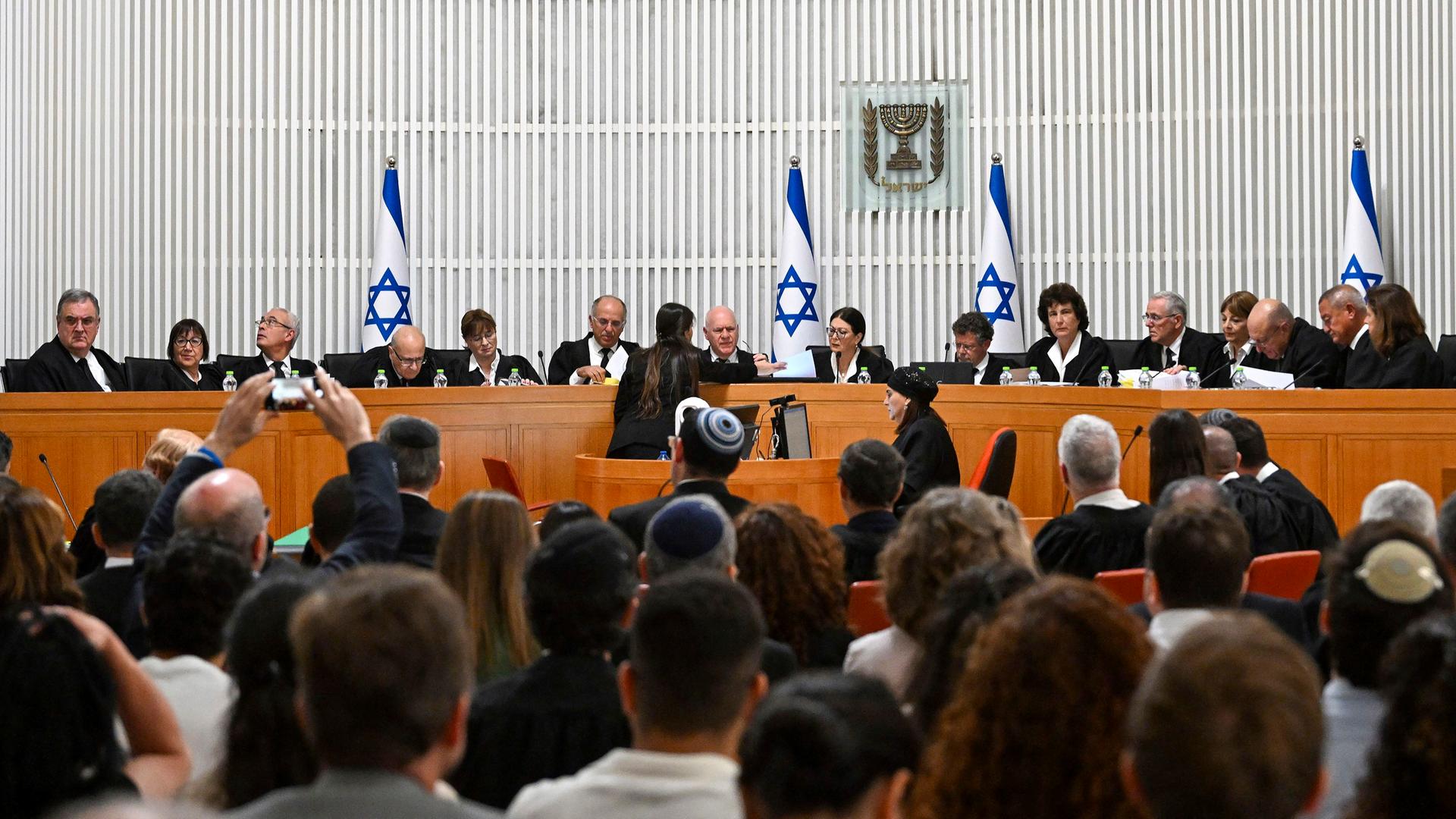 Israel, Jerusalem: 15 Richter sitzen am Obersten Gericht im Saal.