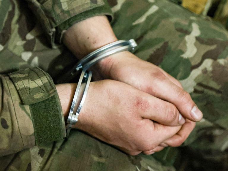 Die gefesselten Hände eines ukrainischen Soldaten.