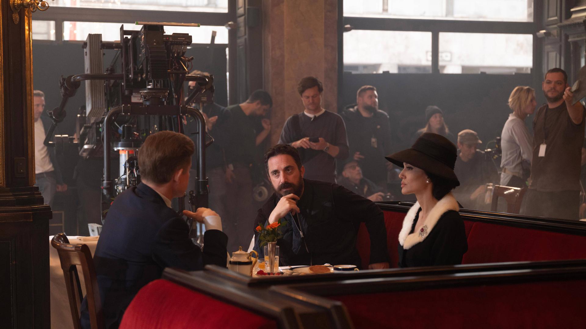 Regisseur Pablo Larrain mit Angelina Jolie (rechts) und Caspar Phillipson am Set des Netflix-Films „Maria“. 