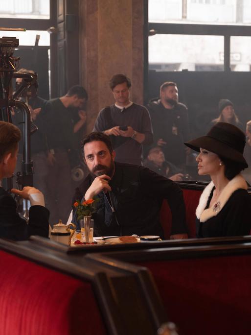 Regisseur Pablo Larrain mit Angelina Jolie (rechts) und Caspar Phillipson am Set des Netflix-Films „Maria“. 