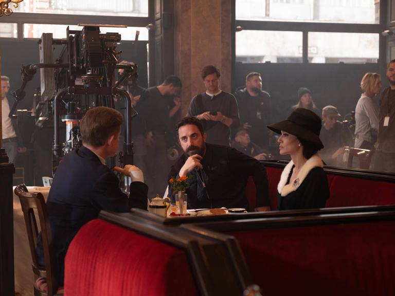 Regisseur Pablo Larrain mit Angelina Jolie (rechts) und Caspar Phillipson am Set des Netflix-Films „Maria“. 