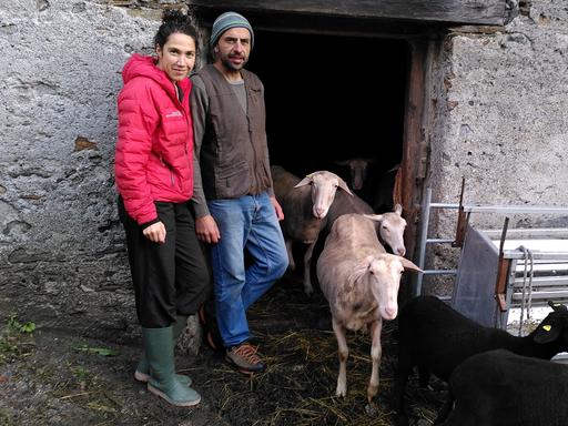 Laura Crüzer und Renato Tomassini betreiben eine traditionelle Landwirtschaft mit Ziegen, Eseln und Schafen.