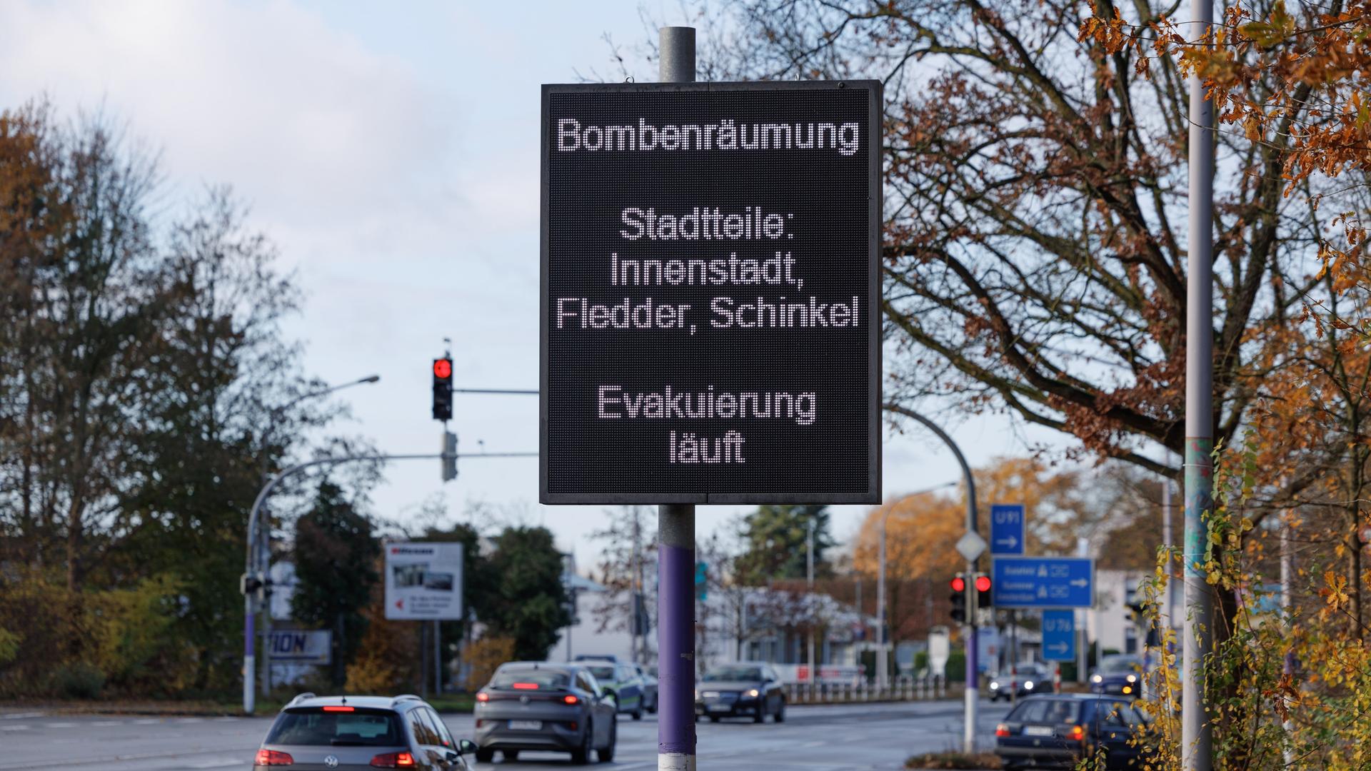 Osnabrück: "Bombenräumung - Evakuierung läuft" steht auf einem Straßenschild. 