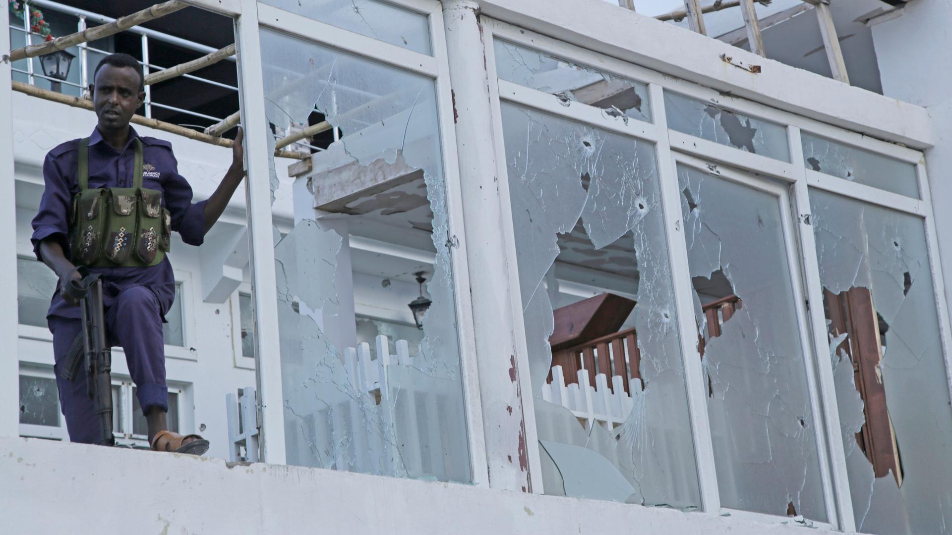 Ein somalischer Soldat steht neben zerstörten Fenstern des Pearl Beach Hotels in Mogadischu.