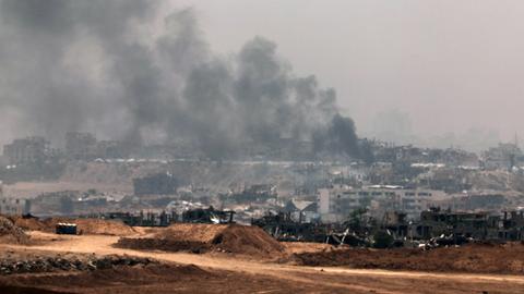 Rauch über dem Gazastreifen nach israelischem Bombardement am 17. Mai 2025