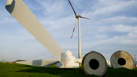 Rückbau von veralteten Enercon E-40 Windturbinen in Brunsbüttel / Schleswig-Holstein.