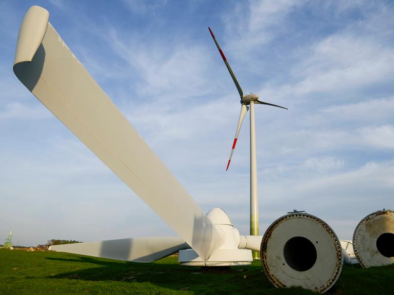 Rückbau von veralteten Enercon E-40 Windturbinen in Brunsbüttel / Schleswig-Holstein.