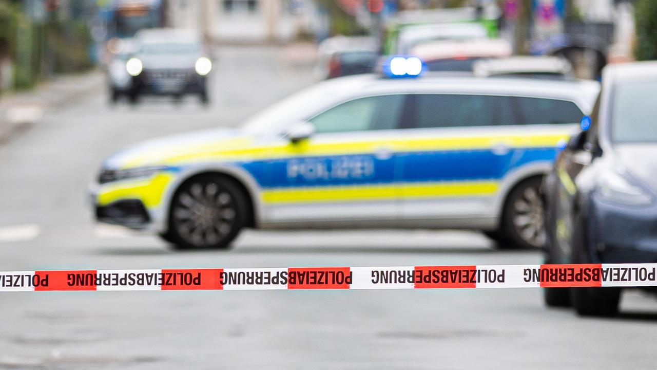Ein Polizeiwagen ist unscharf hinter einem Absperrband zu sehen. Bei einem Polizeieinsatz in der Innenstadt von Nienburg in Niedersachsen ist ein 46 Jahre alter Mann tödlich verletzt worden. Eine Polizistin wurde angeschossen. Aufnahme vom 30.03.2024. Ein Polizeiwagen ist unscharf hinter einem Absperrband zu sehen. Bei einem Polizeieinsatz in der Innenstadt von Nienburg in Niedersachsen ist ein 46 Jahre alter Mann tödlich verletzt worden. Eine Polizistin wurde angeschossen. Aufnahme vom 30.03.2024.