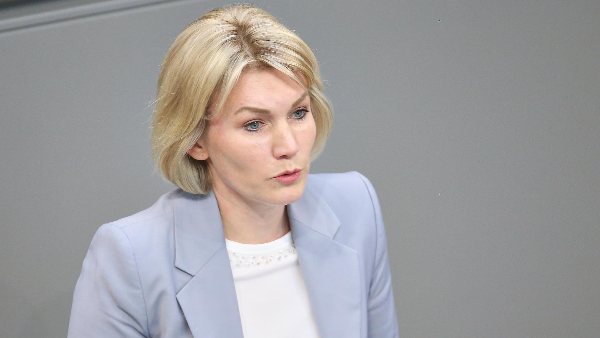 Anne König spricht im Bundestag. Anne König spricht im Bundestag.