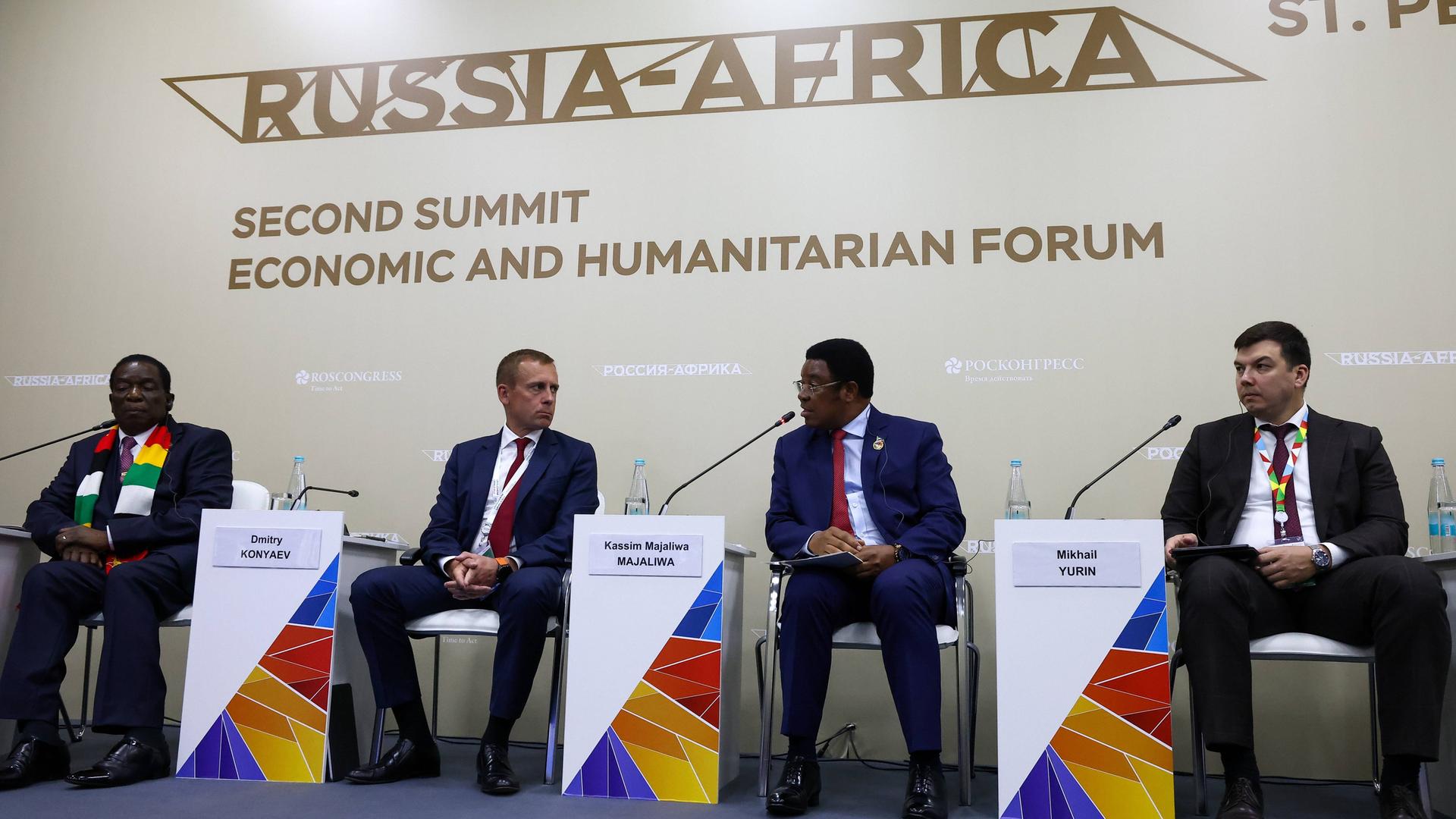 Teilnehmende einer Panel-Diskussion auf dem Russland-Afrika-Gipfel in St. Petersburg am 27.7.2023