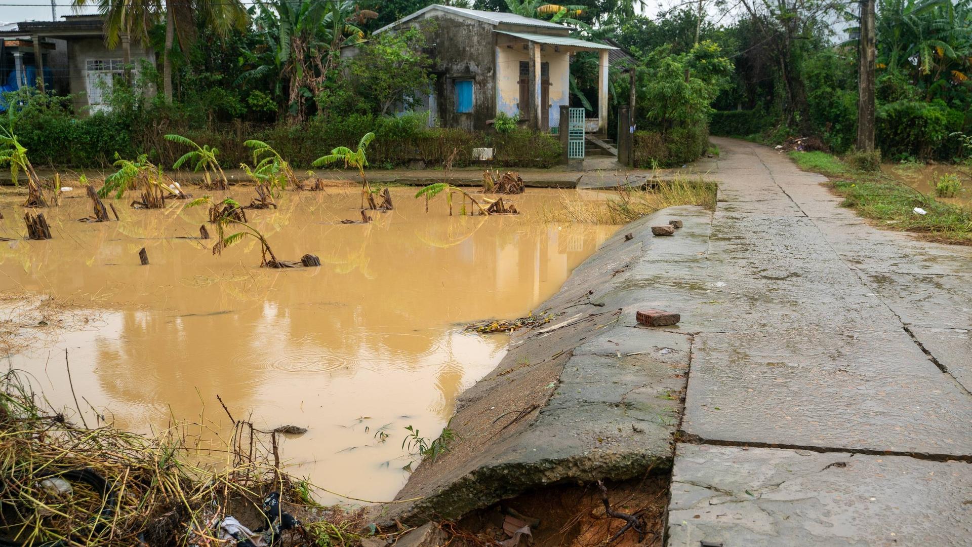 Ein überfluteter Platz neben einem Wohnhaus in Vietnam.