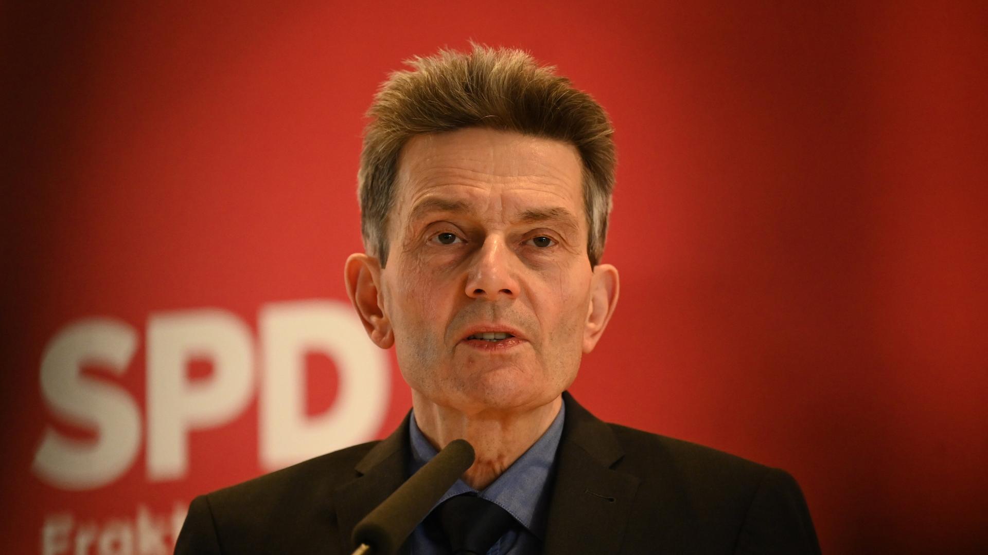Rolf Mützenich spricht vor der Fraktionssitzung seiner Bundestagsfraktion.