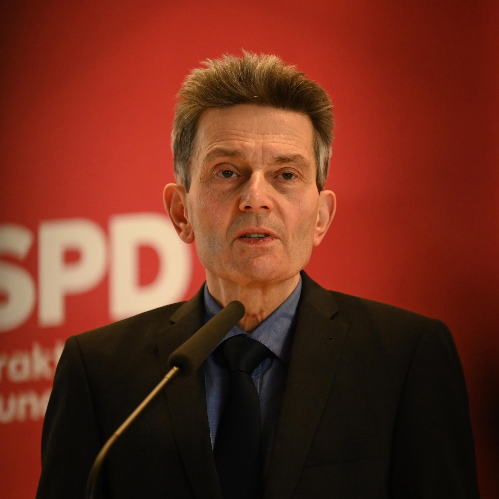 Rolf Mützenich spricht vor der Fraktionssitzung seiner Bundestagsfraktion.