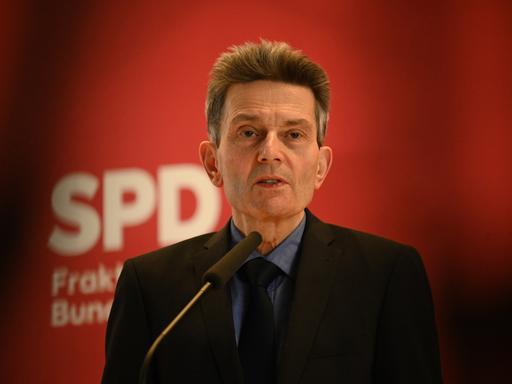 Rolf Mützenich spricht vor der Fraktionssitzung seiner Bundestagsfraktion.