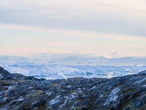 Zu sehen ist der Ilulissat-Eisfjord, auch bekannt als Sermeq Kujalleq. Der Gletscher ist der größte außerhalb der Antarktis.