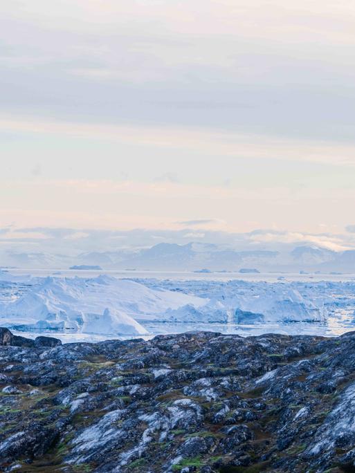 Zu sehen ist der Ilulissat-Eisfjord, auch bekannt als Sermeq Kujalleq. Der Gletscher ist der größte außerhalb der Antarktis.