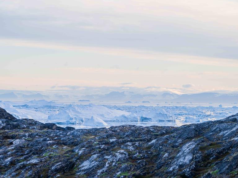 Zu sehen ist der Ilulissat-Eisfjord, auch bekannt als Sermeq Kujalleq. Der Gletscher ist der größte außerhalb der Antarktis.