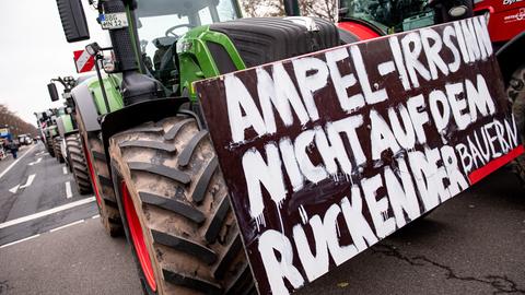 Landwirte nehmen mit Traktoren mit der Aufschrift "Ampel-Irrsinn nicht auf dem Rücken der Bauern" auf einer Demonstration des Deutschen Bauernverbandes unter dem Motto "Zu viel ist zu viel! Jetzt ist Schluss!" teil.