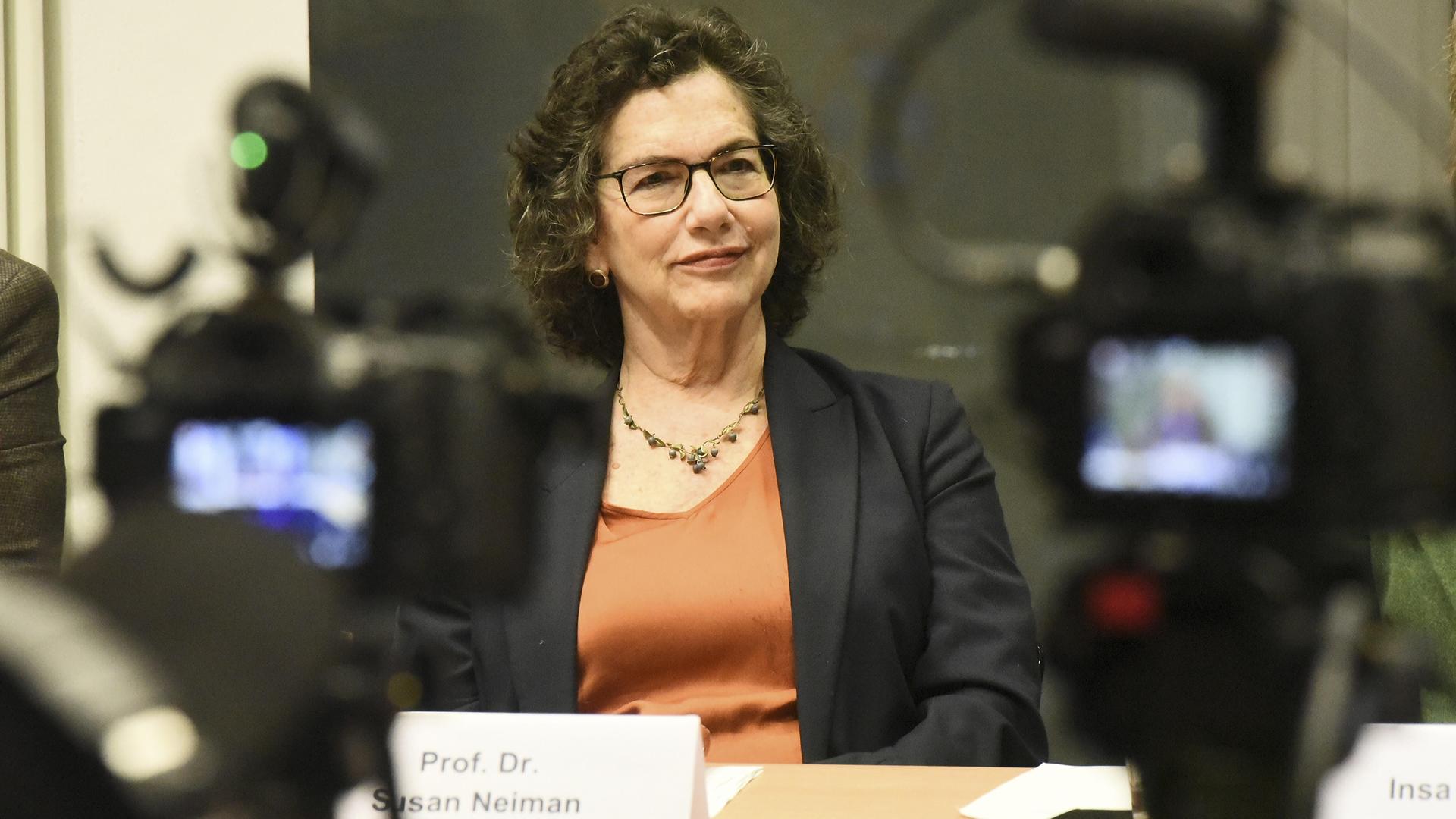 Prof. Susan Neiman aitzt an einem Tisch mit Namensschild. Im Vordergrund steht eine Fernsehkamera Prof. Susan Neiman aitzt an einem Tisch mit Namensschild. Im Vordergrund steht eine Fernsehkamera