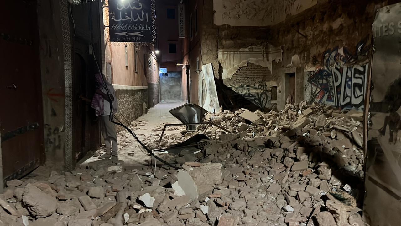 Viele Steine liegen nach dem Erdbeben in einer Straße in Marrakesch