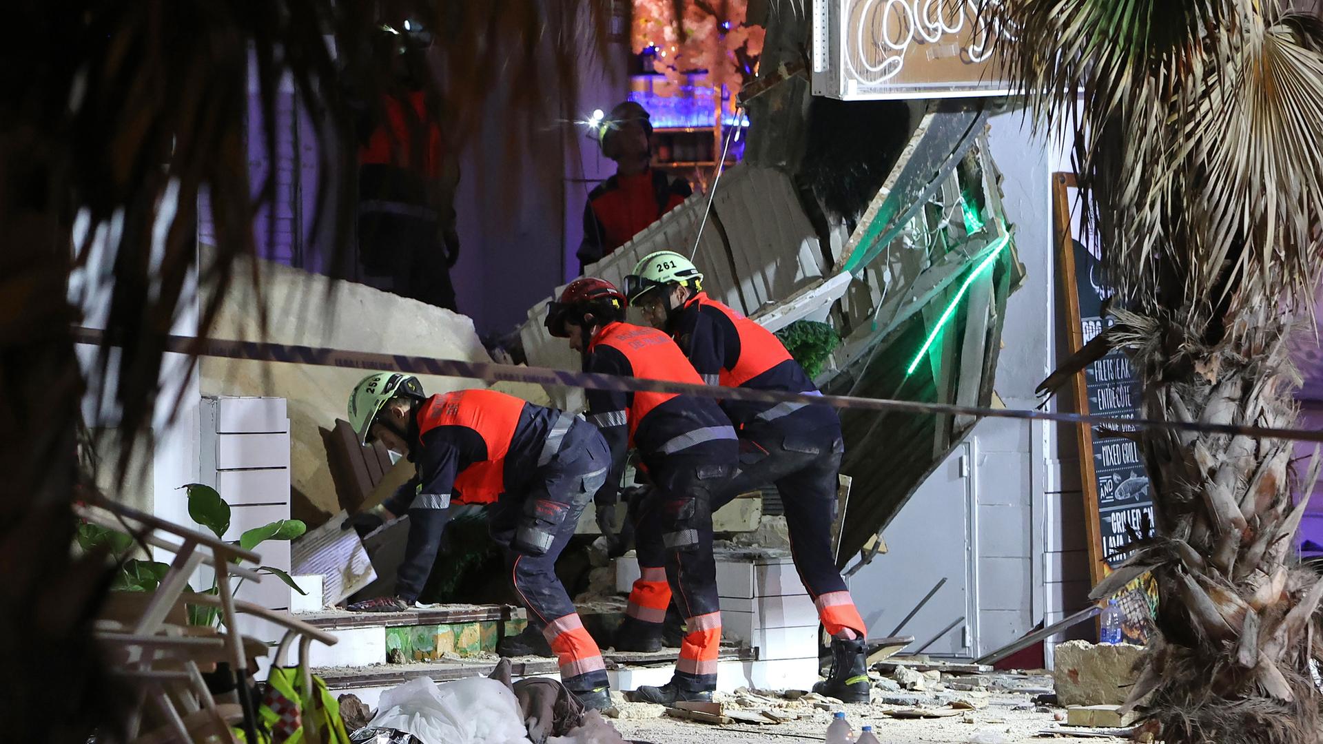 Spanien, Palma de Mallorca: Rettungskräfte durchsuchen die Trümmer eines eingestürzten Gebäudes.