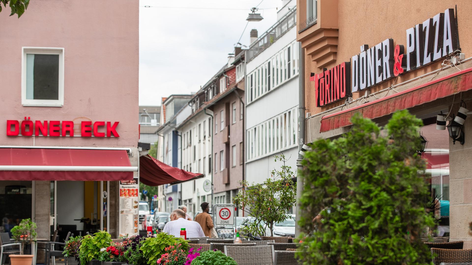 Zwei Döner- und Pizzabuden in der Heilbronner Innenstadt. Zwei Döner- und Pizzabuden in der Heilbronner Innenstadt.