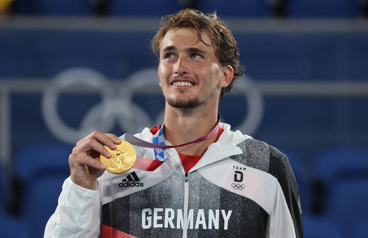 Olympische Spiele Tokyo 2020. Alexander Zverev mit seiner Goldmedaille im Herreneinzel. Olympische Spiele Tokyo 2020. Alexander Zverev mit seiner Goldmedaille im Herreneinzel.