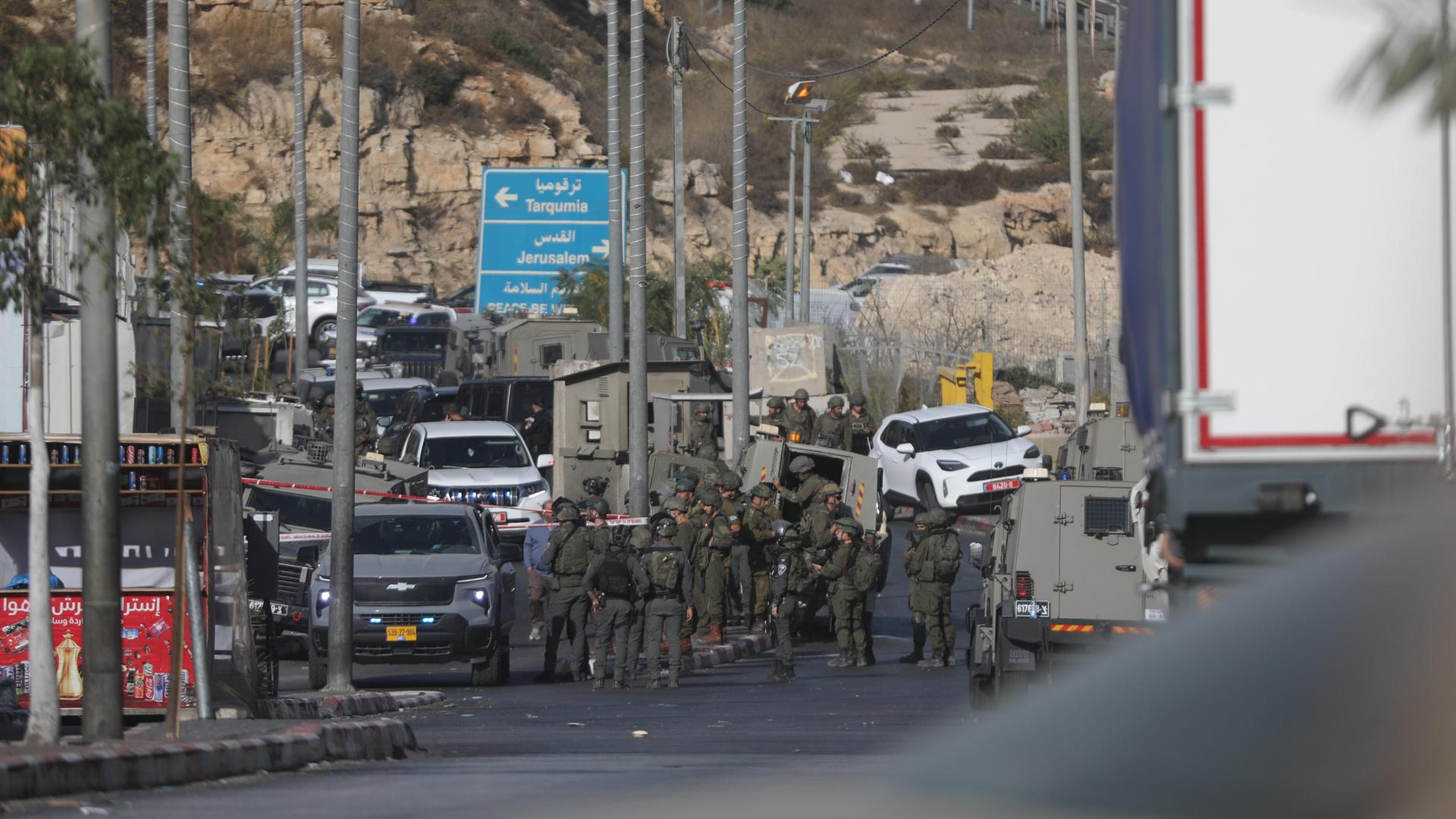 Israelische Soldaten stehen an der Nordgrenze in der Farsh Al Hawa-Umgebung.