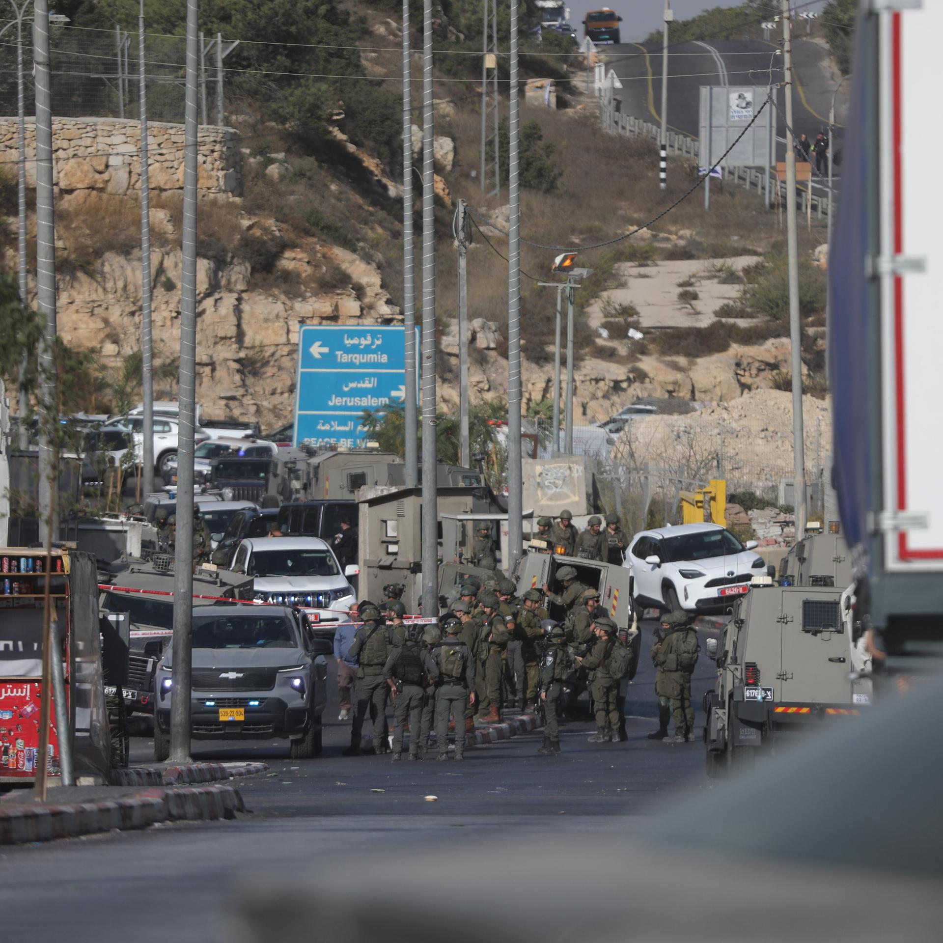 Israelische Soldaten stehen an der Nordgrenze in der Farsh Al Hawa-Umgebung.