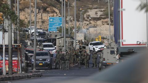 Israelische Soldaten stehen an der Nordgrenze in der Farsh Al Hawa-Umgebung.