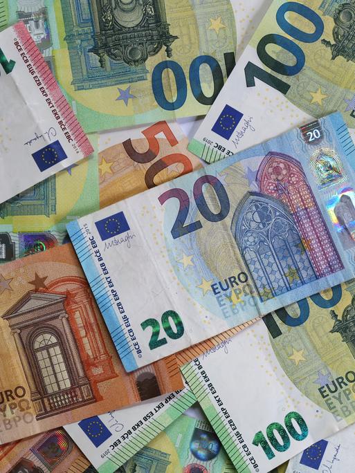 Verschiedene Euro-Banknoten liegen auf einem Tisch.