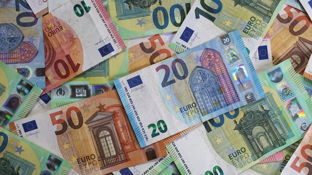 Verschiedene Euro-Banknoten liegen auf einem Tisch.
