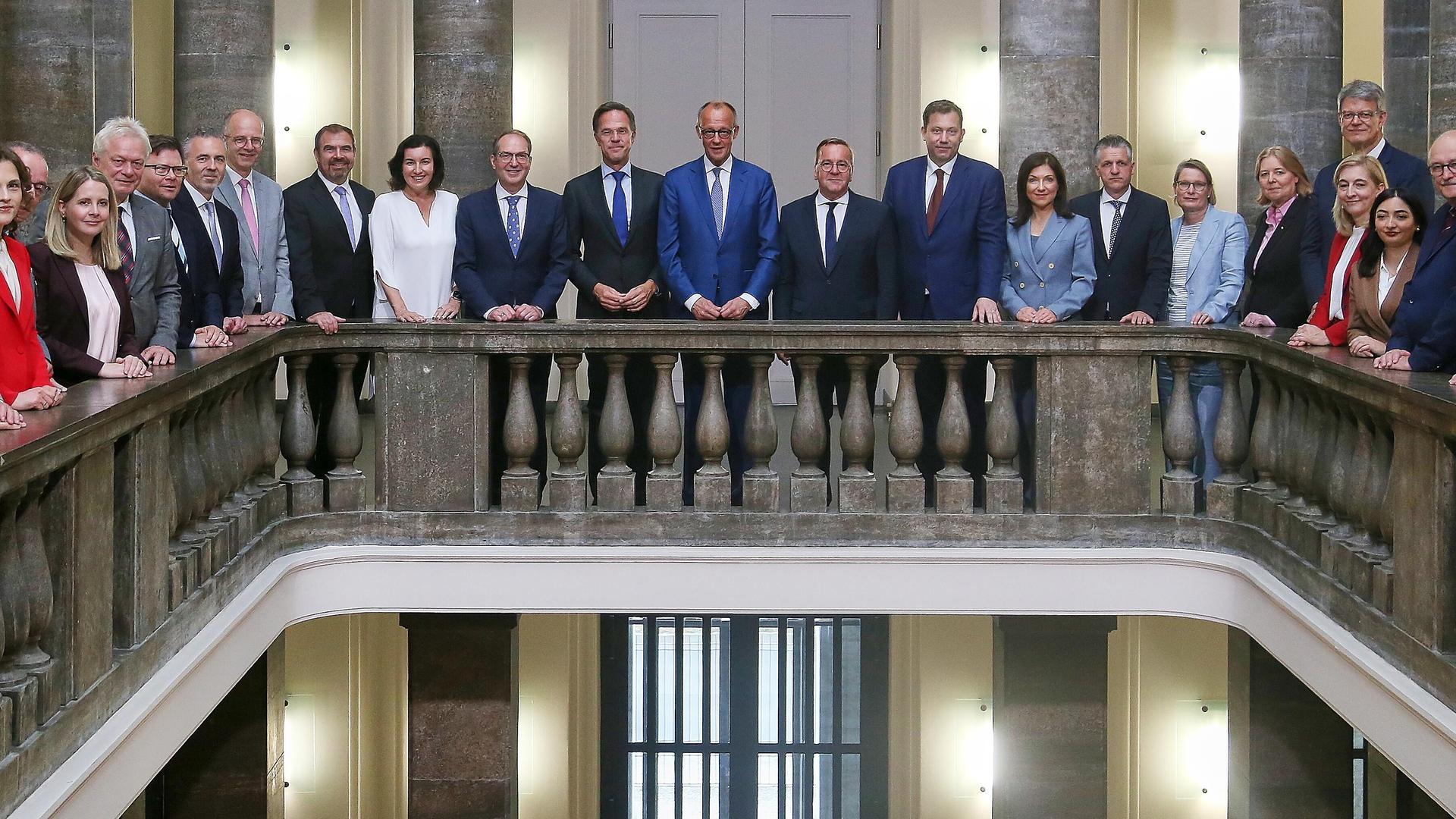 Gruppenfoto im Verteidigungsministerium mit Dorothee Bär, Alexander Dobrindt, Mark Rutte, Friedrich Merz, Boris Pistorius, Lars Klingbeil, Katherina Reiche, Thorsten Frei, Stefanie Hubig und Bärbel Bas.