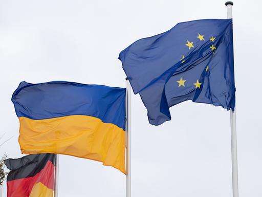 Die Flaggen von Deutschland (l-r), der Ukraine und der Europäischen Union wehen vor einem Verwaltungsgebäude.