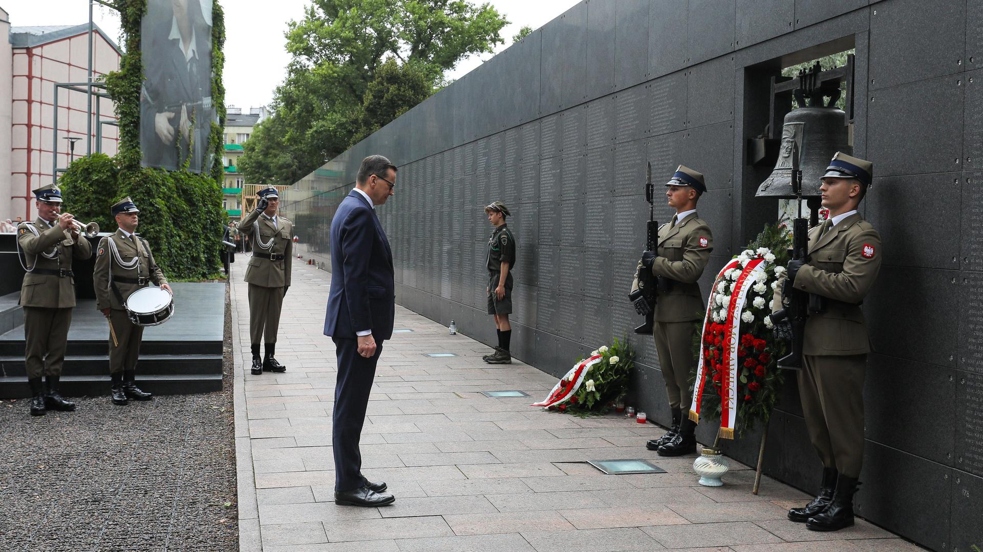 Polen, Warschau: Mateusz Morawiecki, Ministerpräsident von Polen, legt einen Kranz an der "Monter"-Glocke während der Feierlichkeiten zum 79. Jahrestag des Warschauer Aufstands im Museum des Warschauer Aufstands nieder.