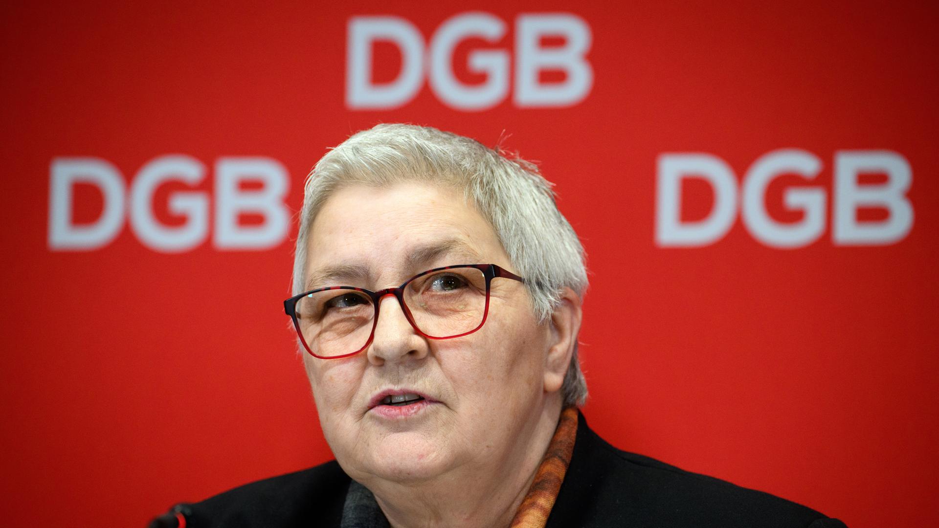 Elke Hannack, Mitglied im Geschäftsführenden Bundesvorstand des Deutschen Gewerkschaftsbundes (DGB), spricht in ein Mikrofon. Elke Hannack, Mitglied im Geschäftsführenden Bundesvorstand des Deutschen Gewerkschaftsbundes (DGB), spricht in ein Mikrofon.