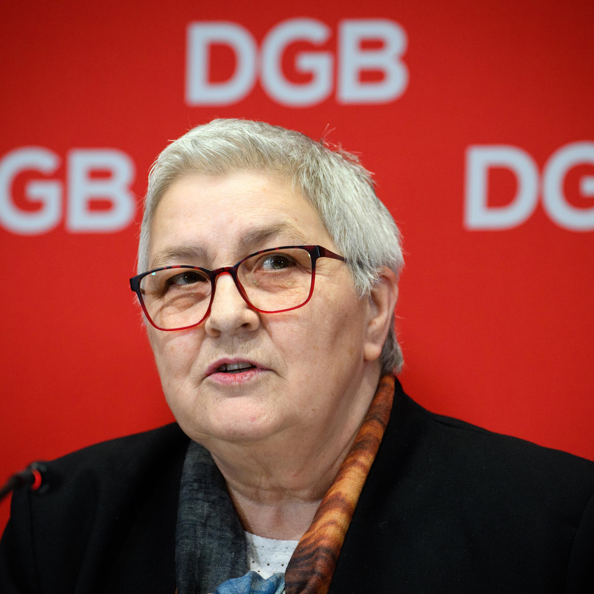 Elke Hannack, Mitglied im Geschäftsführenden Bundesvorstand des Deutschen Gewerkschaftsbundes (DGB), spricht in ein Mikrofon. 