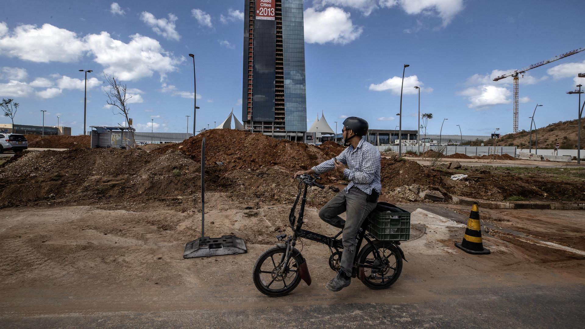 Ein Passant inspiziert in Tel Aviv die Zerstörung, die der iranische Raketenangriff am 2. Oktober 2024 verursacht hat