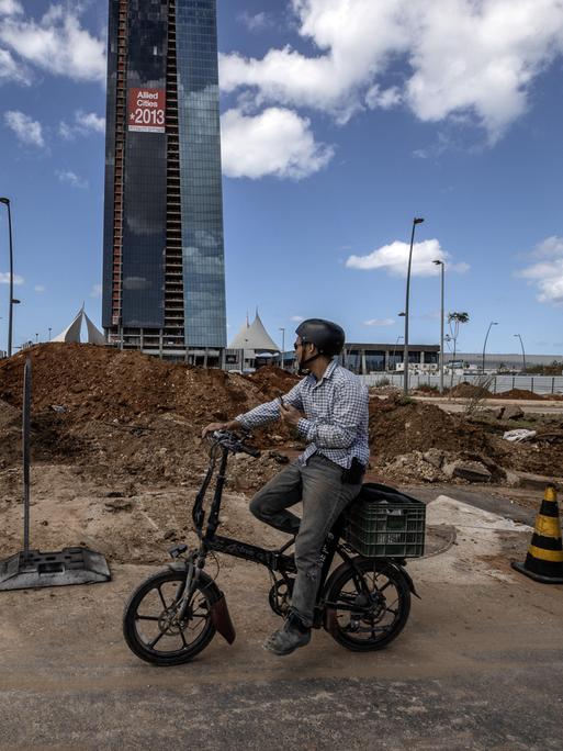 Ein Passant inspiziert in Tel Aviv die Zerstörung, die der iranische Raketenangriff am 2. Oktober 2024 verursacht hat