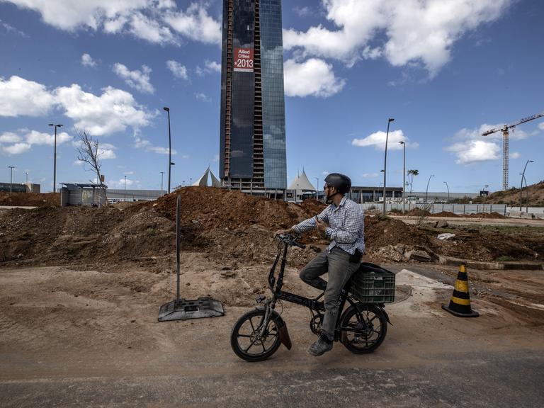 Ein Passant inspiziert in Tel Aviv die Zerstörung, die der iranische Raketenangriff am 2. Oktober 2024 verursacht hat