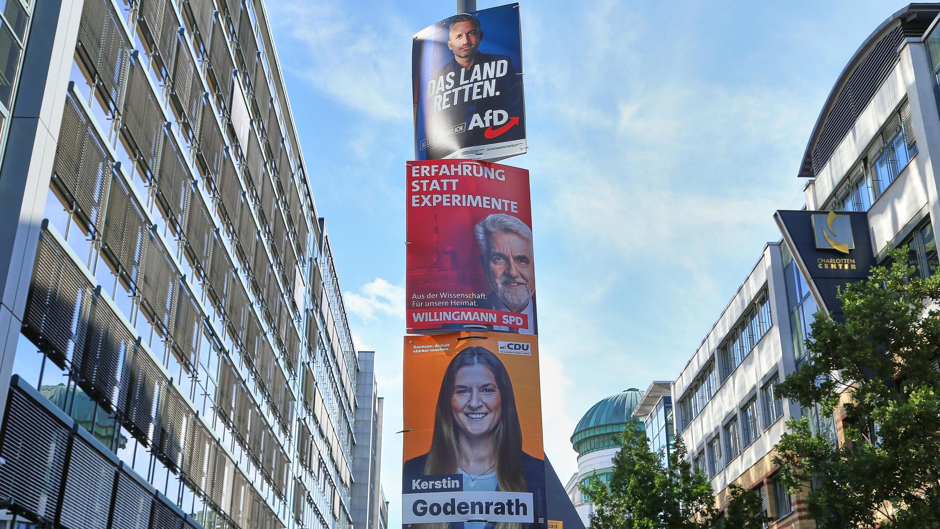 Zu sehen sind mehrere Wahlplakate für die Landtagswahl 2026 in Halle. Zu sehen sind mehrere Wahlplakate für die Landtagswahl 2026 in Halle.
