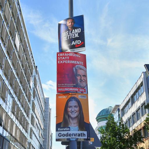 Zu sehen sind mehrere Wahlplakate für die Landtagswahl 2026 in Halle.
