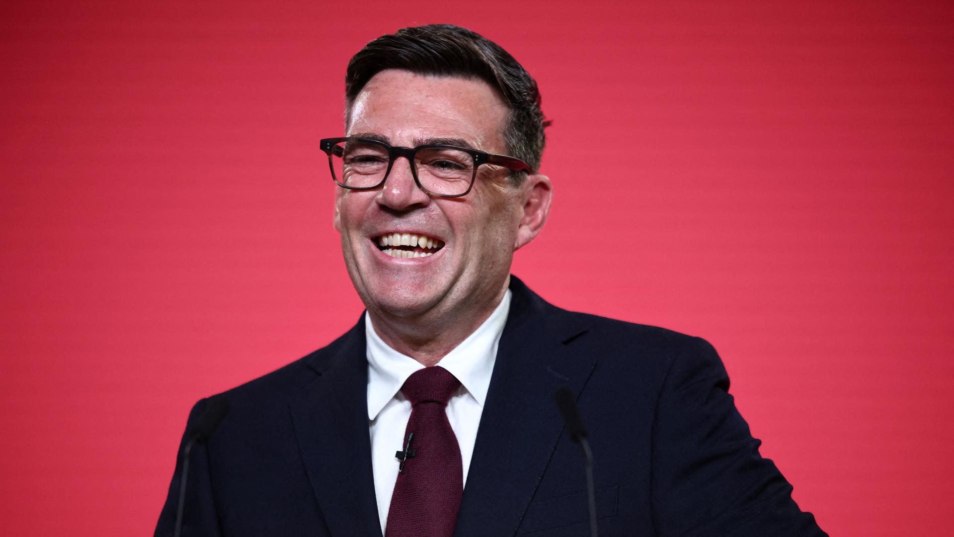 Andy Burnham spricht auf einem Labour-Parteitag in London, auf dem er als neuer Vorsitzender bestätigt wurde. Andy Burnham spricht auf einem Labour-Parteitag in London, auf dem er als neuer Vorsitzender bestätigt wurde.
