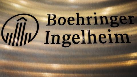 Auf einer Edelstahltafel steht das Firmenlogo des Pharmakonzerns Boehringer Ingelheim, (Rheinland-Pfalz, Ingelheim am Rhein )