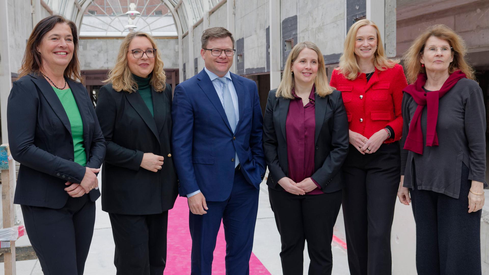 Mehrere Personen des Sachverständigenrates für Umweltfragen stehen nebeneinander. 