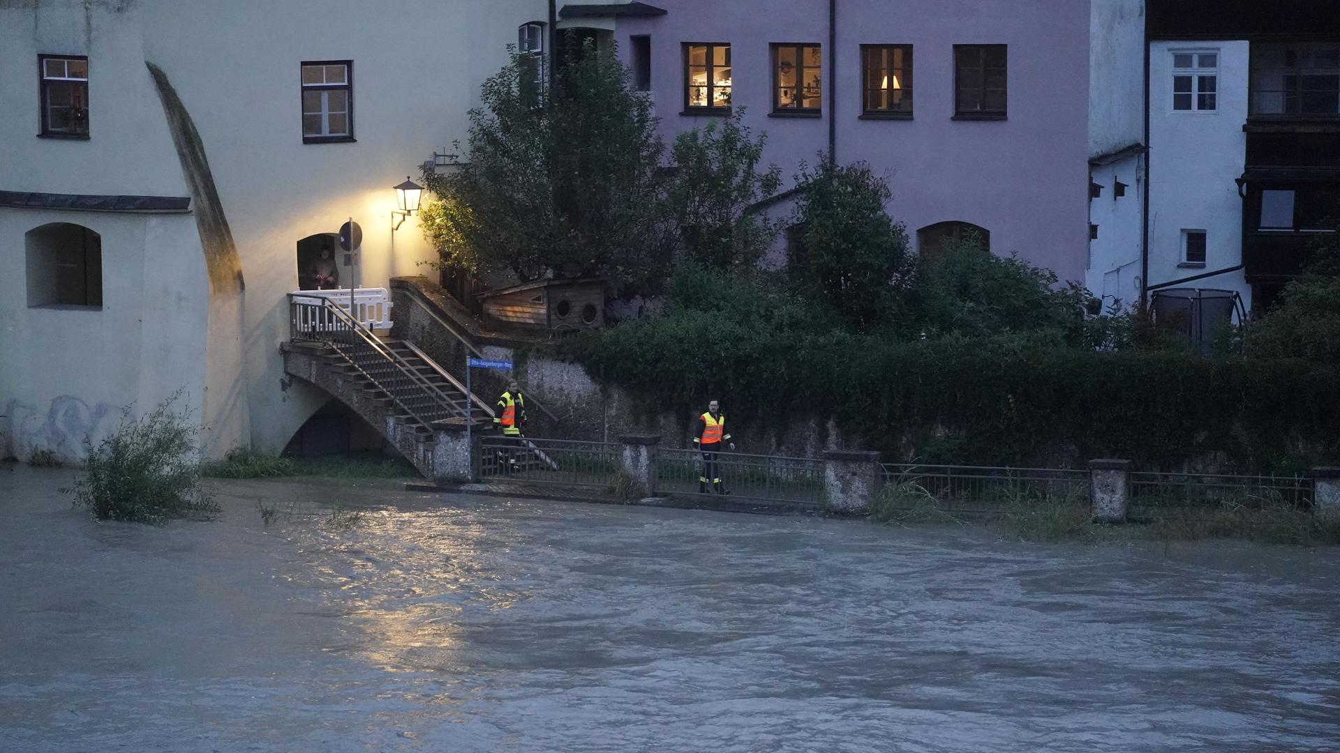 Bayern, Wasserburg: Feuerwehrleute sind am Ufer auf Kontrollgang. Der Inn führt aufgrund andauernder starker Regenfälle in Tirol und Bayern momentan sehr viel Wasser. Bayern, Wasserburg: Feuerwehrleute sind am Ufer auf Kontrollgang. Der Inn führt aufgrund andauernder starker Regenfälle in Tirol und Bayern momentan sehr viel Wasser.