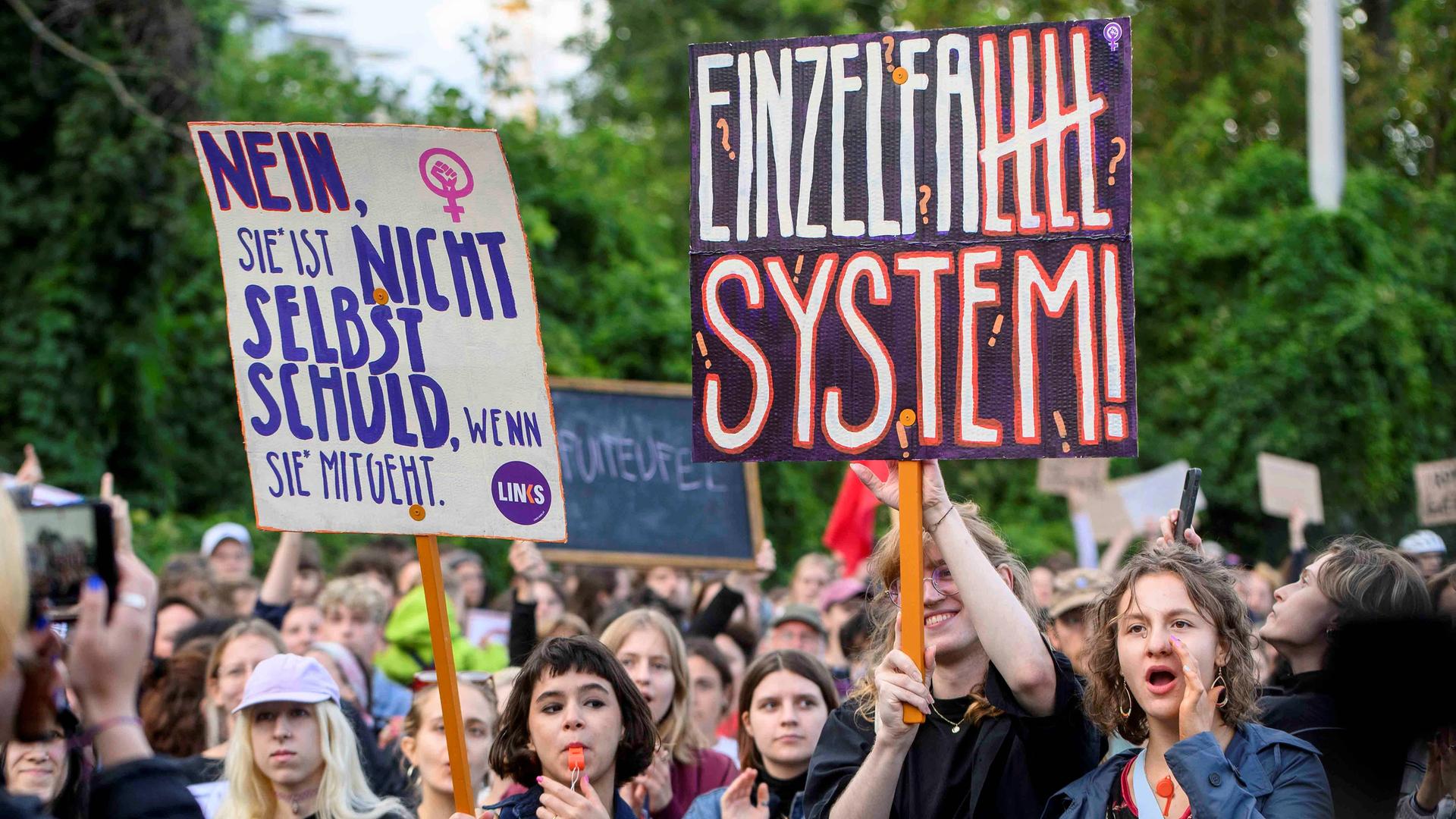 Demonstrierende vor einem Konzert von Rammstein in Wien mit Plakaten 