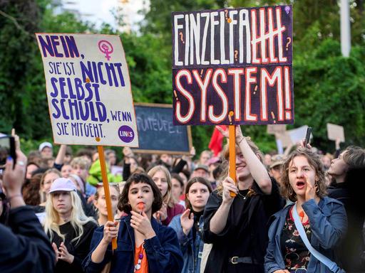 Demonstrierende vor einem Konzert von Rammstein in Wien mit Plakaten 