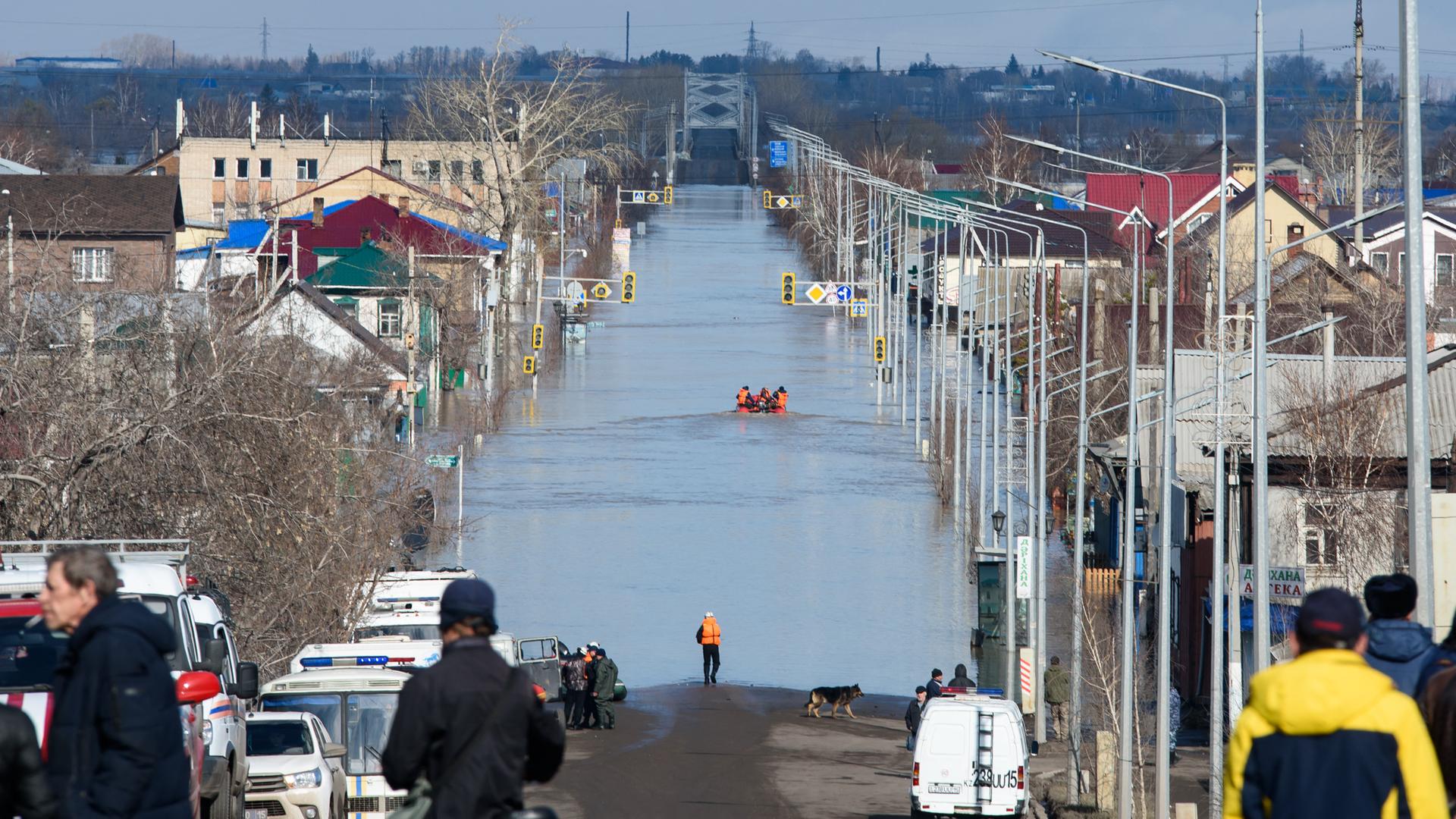Eine überflutete Straße in der Stadt Petropawlowsk im NOrden Kasachstan. Rettungsfahrzeuge stehen am Straßenrand, mitten im Wasser ist ein Eine überflutete Straße in der Stadt Petropawlowsk im NOrden Kasachstan. Rettungsfahrzeuge stehen am Straßenrand, mitten im Wasser ist ein